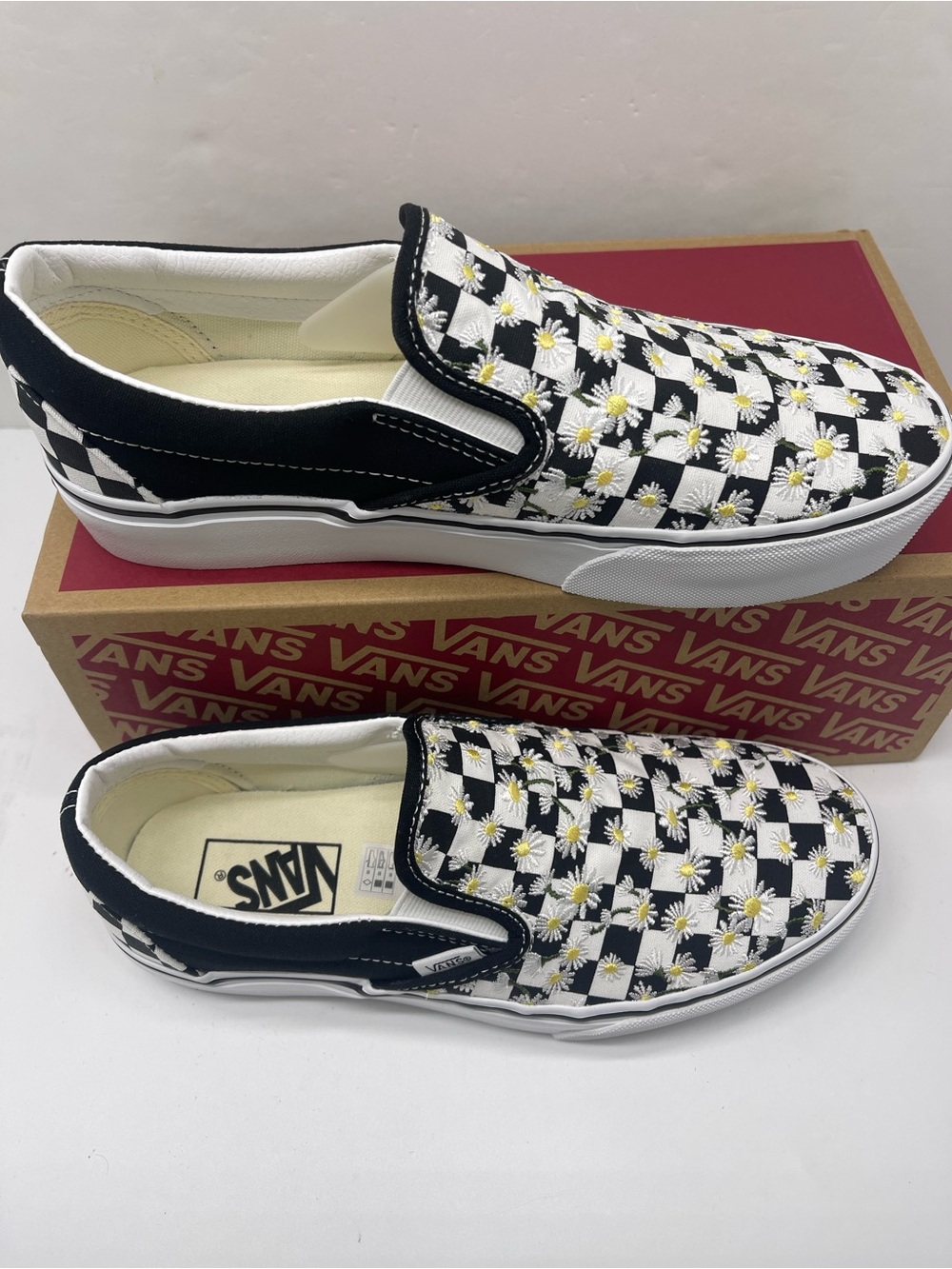 Vans Classic Slip-On Platform FLORAL CHECKERBOARD BLACK/WHY
VN000EA9BA2 Sneakers - Picture 2 of 16